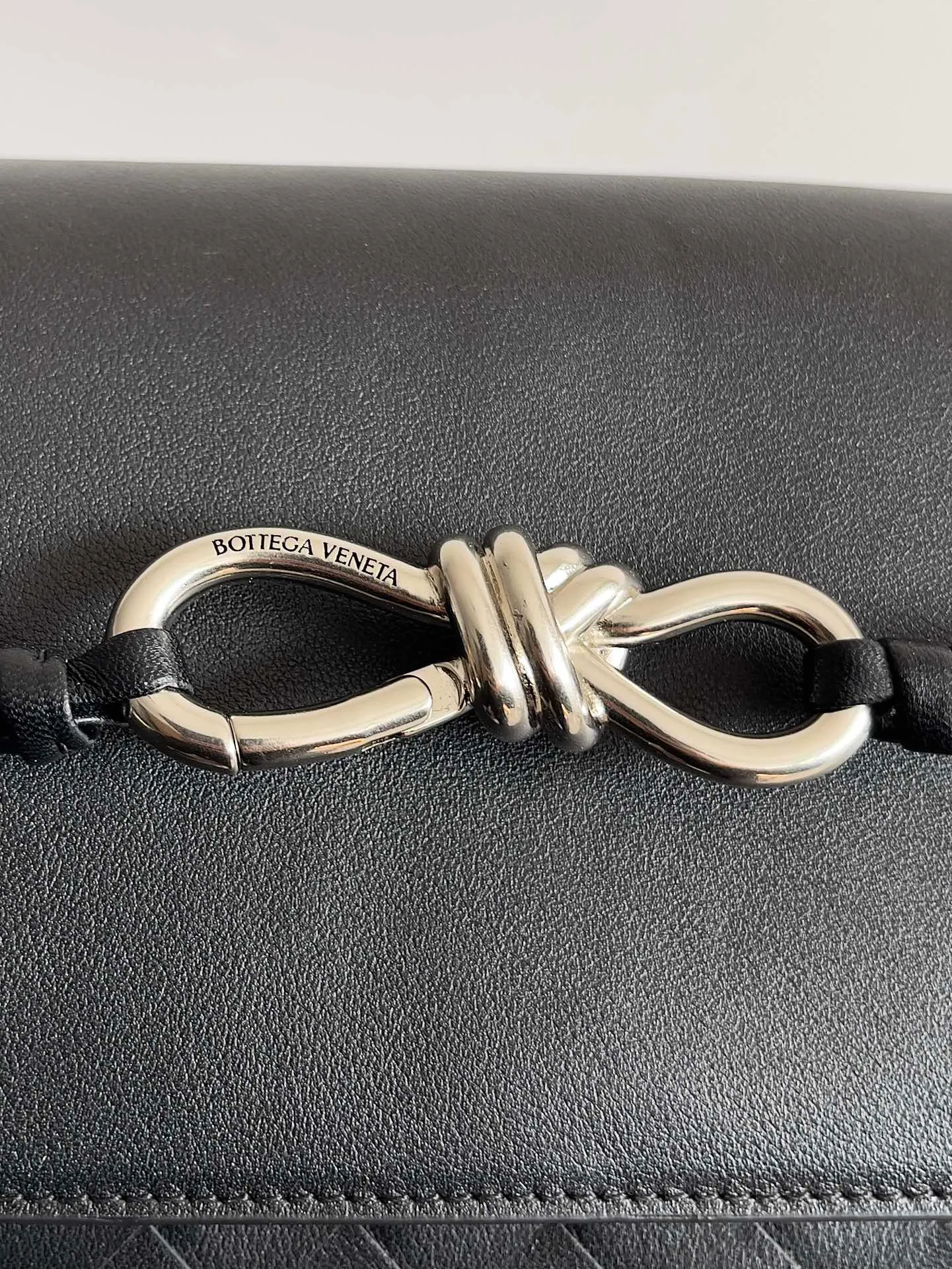 Batch 2460 BOTTEGA VENETA Bottega Veneta's 2025 new product for men ANDIAMO Bottega Veneta's main recommendation is undoubtedly the Andiamo small size. The first new favorite of the 2025 new product is a men's figure buckle bag. It can be seen that the designer has used many small ideas. The detachable crossbody strap is very convenient. It is convenient for elite office workers to reduce the burden on their hands when carrying work logs and office supplies. The interior is divided into two large compartments and a small zippered compartment. Unlike the women's model, the compartments here are not removable. The fixed large single layer also makes it easier to pack lightly when going out to work, and avoids the accumulation of too many small items. Style number: 815781 Size: 29*20*13cm